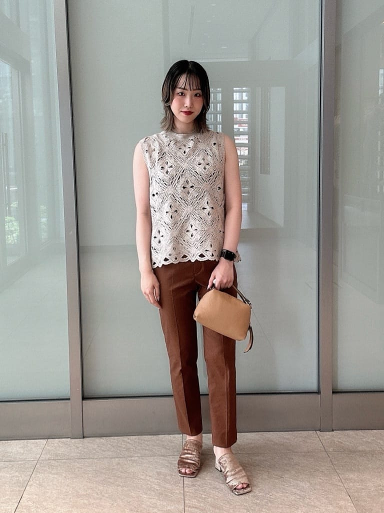 クロップド丈パンツをはいた女性