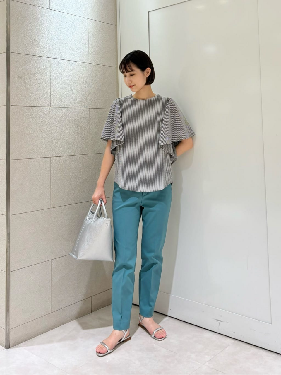 スティックパンツをはいた女性