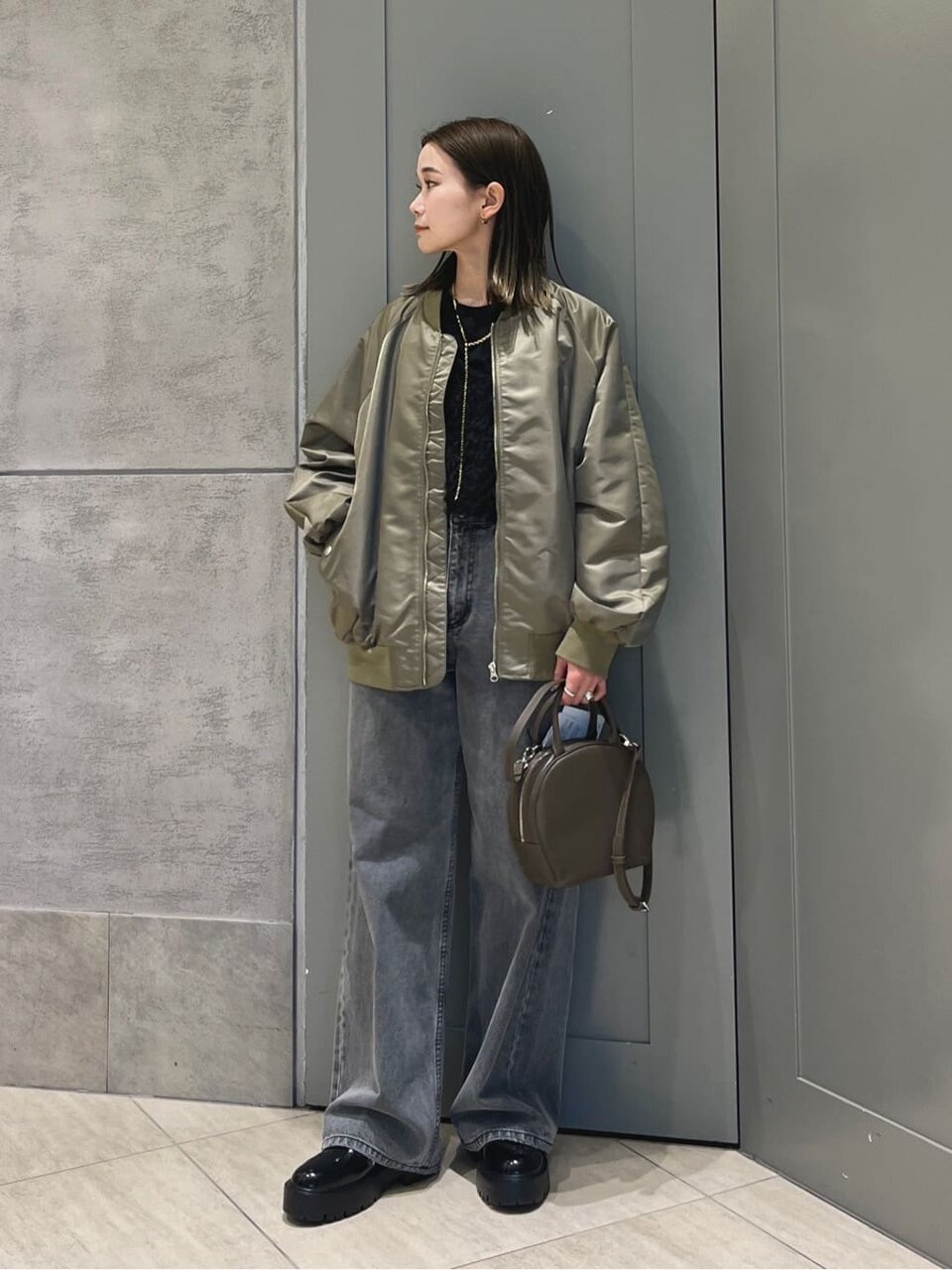 デニムパンツを履いた女性