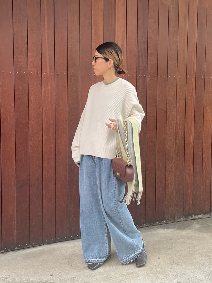 デニムパンツを履いた女性