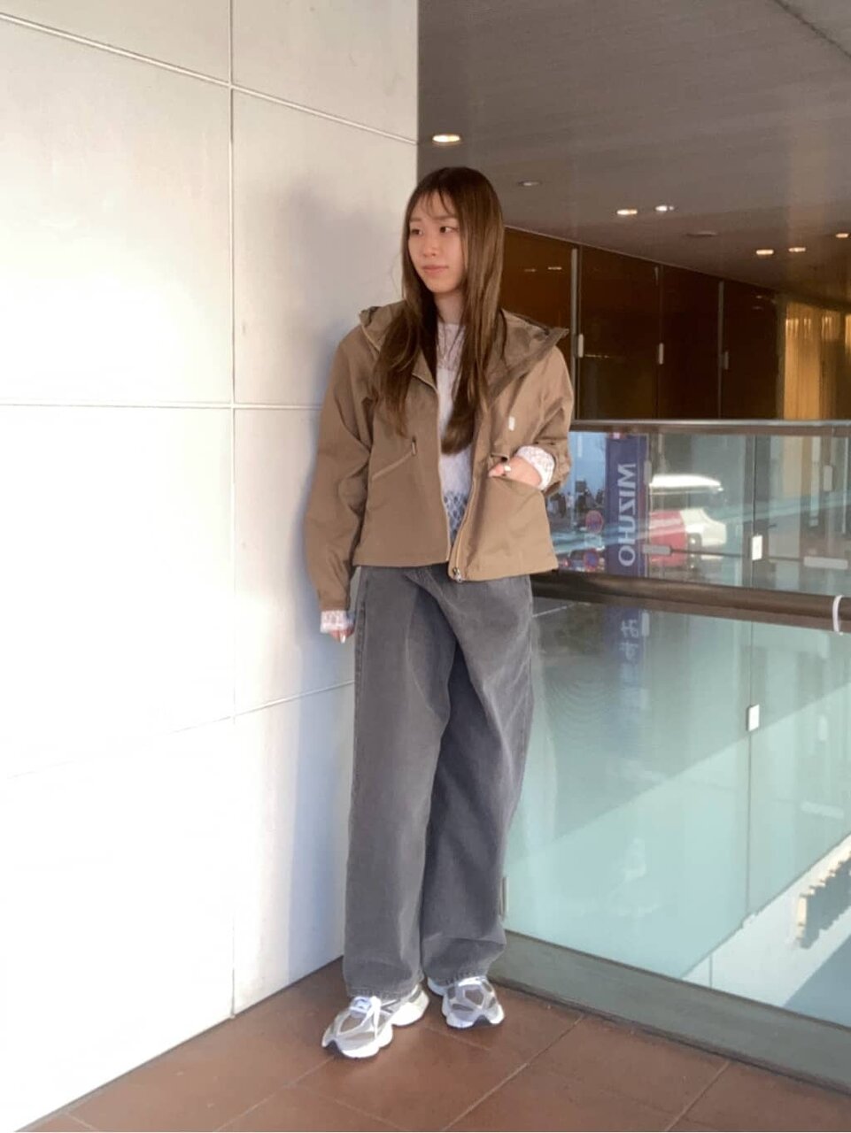 デニムパンツを履いた女性