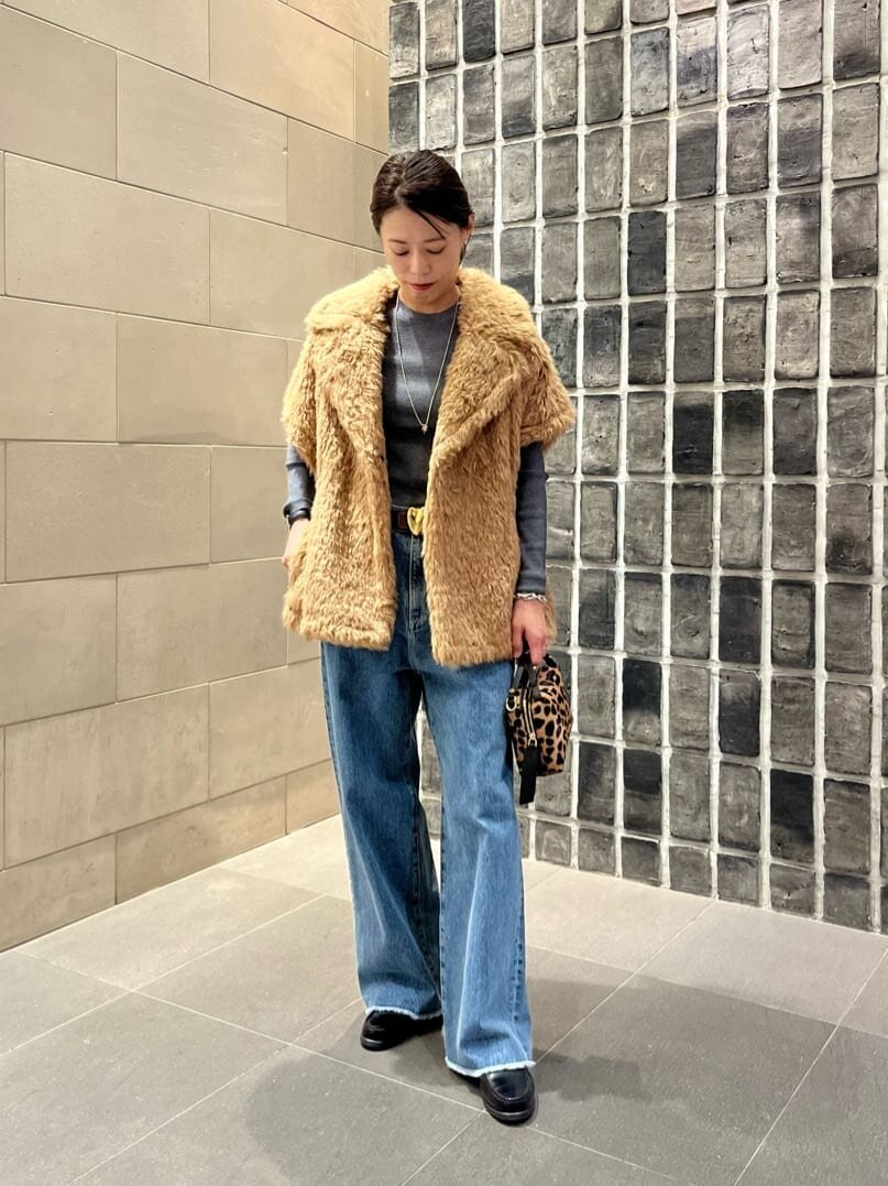 デニムパンツを履いた女性