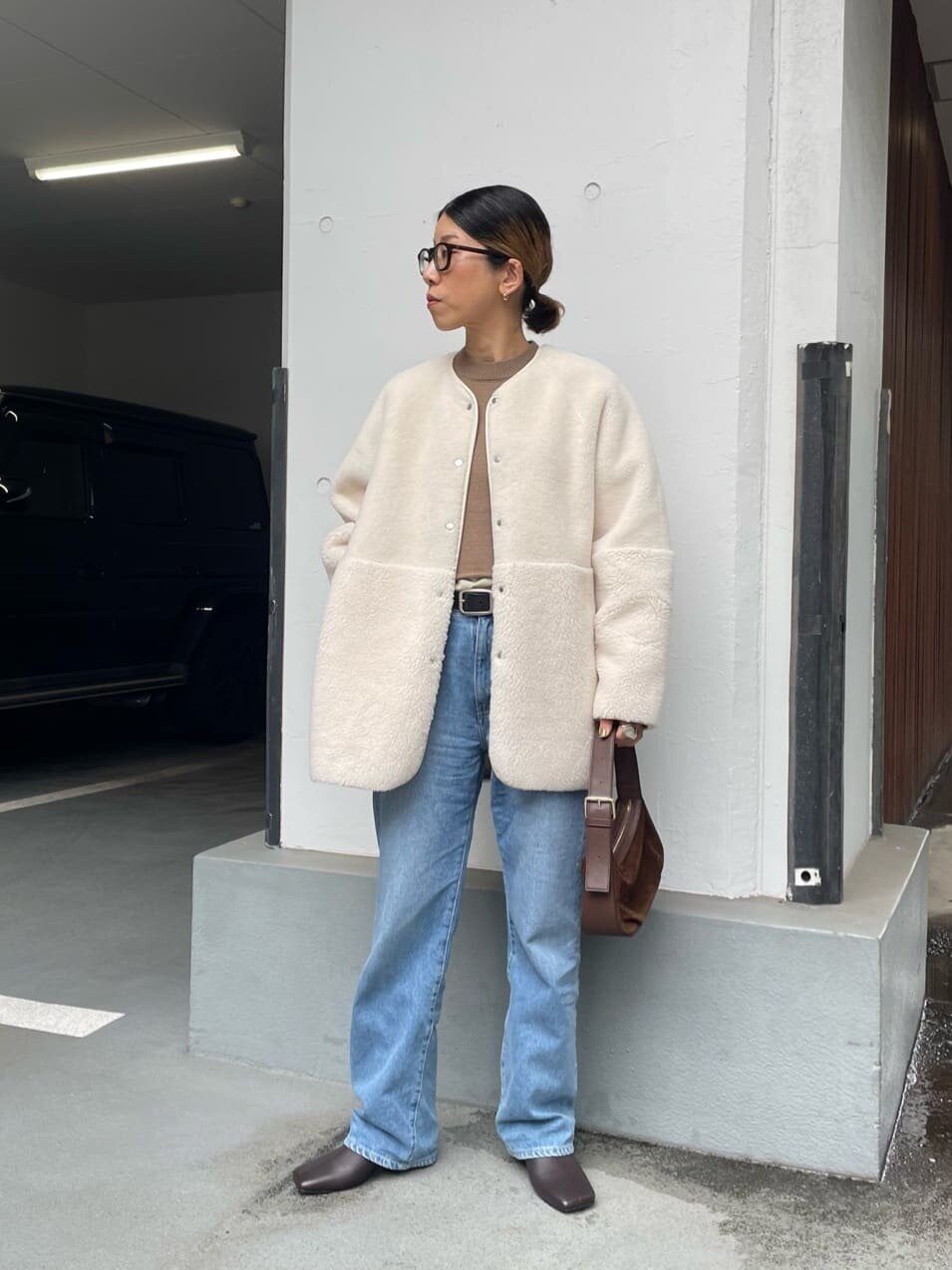 デニムパンツを履いた女性