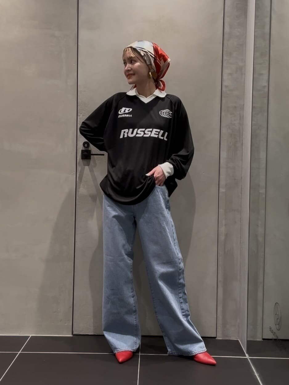 デニムパンツを履いた女性