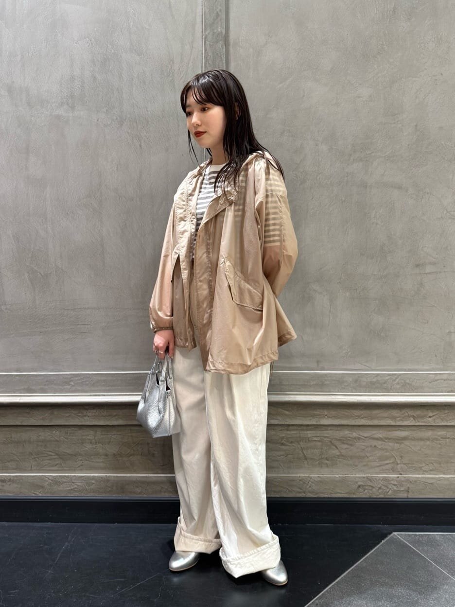 デニムパンツを履いた女性