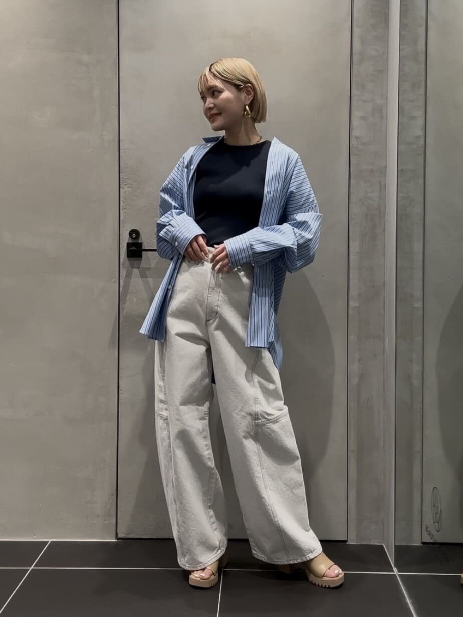 デニムパンツを履いた女性