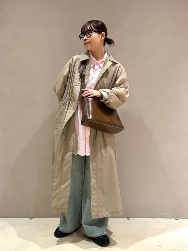 デニムパンツをはいた女性