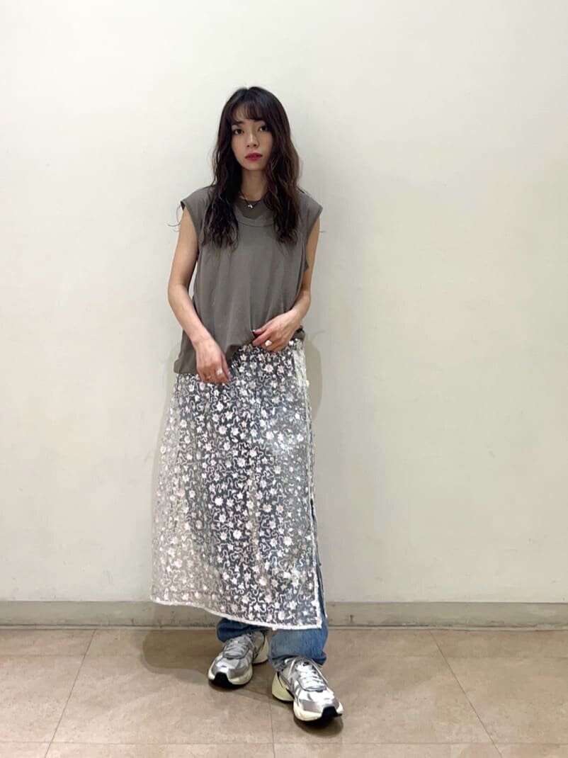 デニムパンツを履いた女性