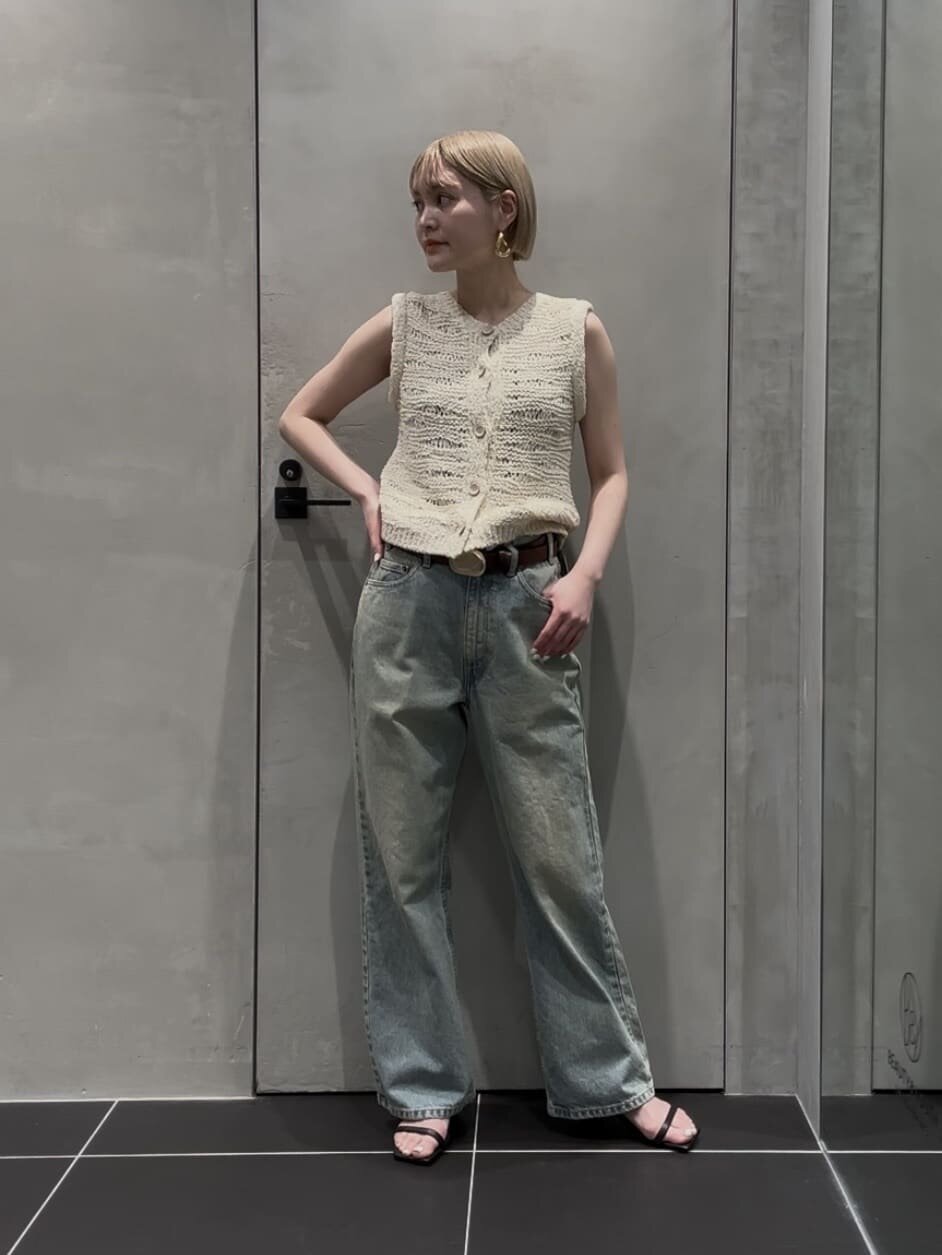 デニムパンツを履いた女性