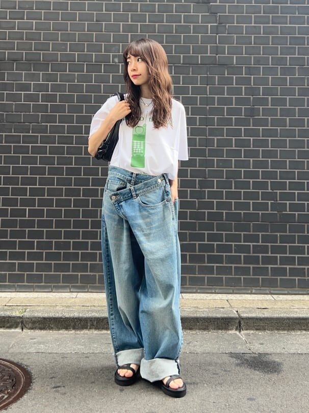 デニムパンツを履いた女性