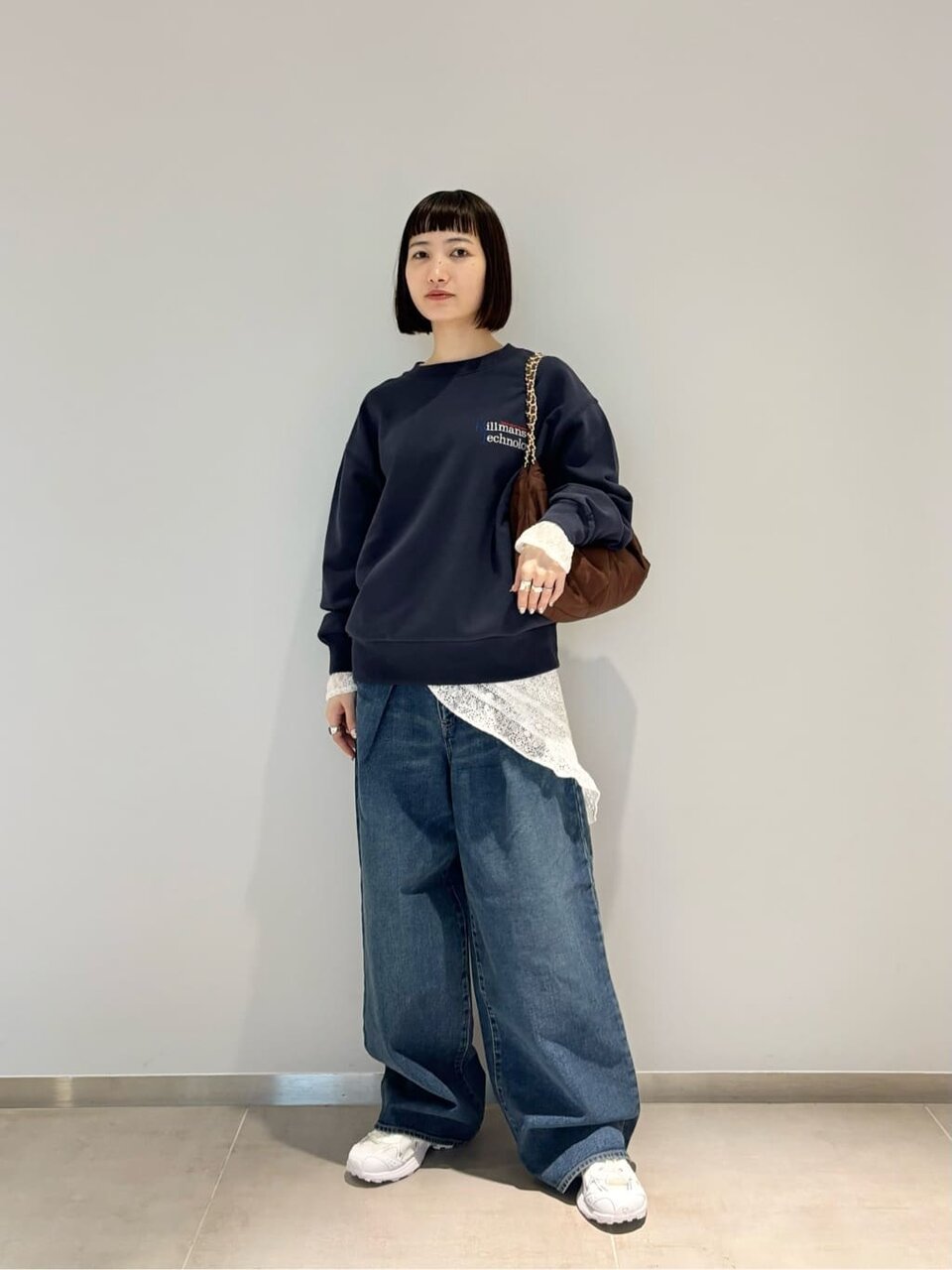 デニムパンツを履いた女性