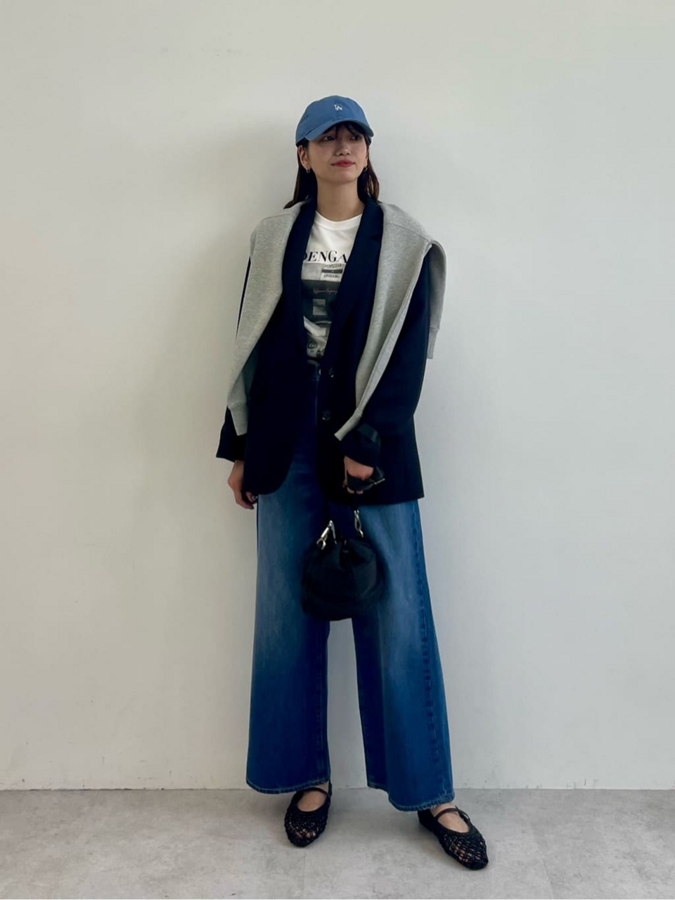 デニムパンツを履いた女性