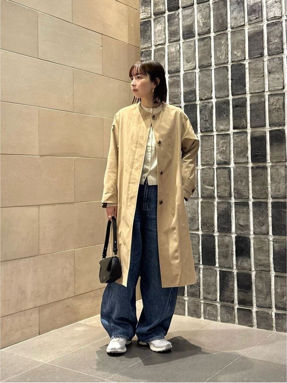 デニムパンツを履いた女性