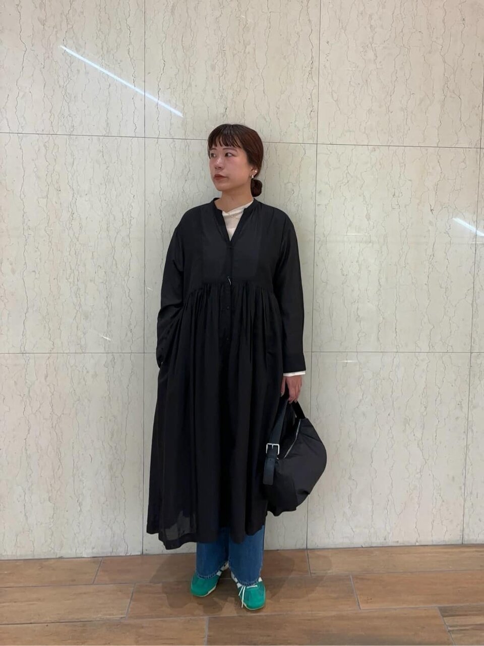 デニムパンツを履いた女性