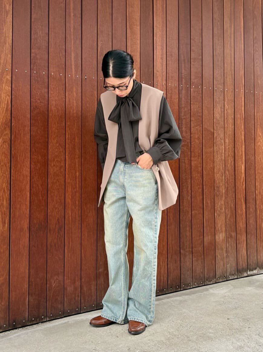 デニムパンツを履いた女性