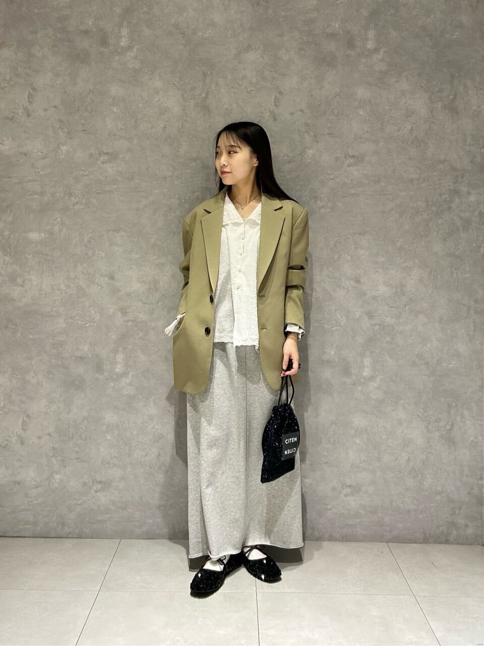 ジャケットを着た女性