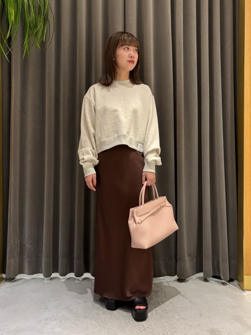 ロングスカートをはいた女性