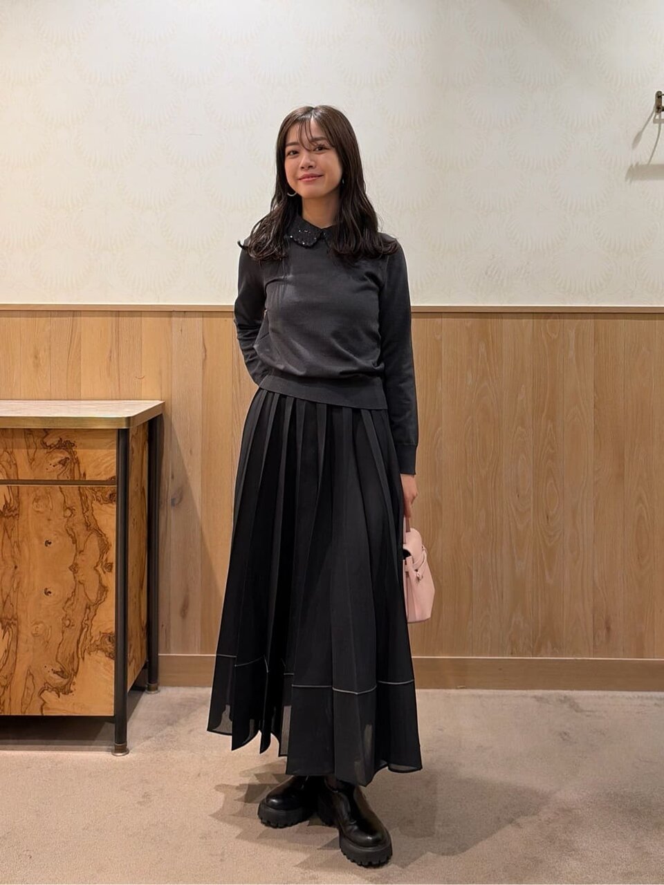 ロングスカートをはいた女性