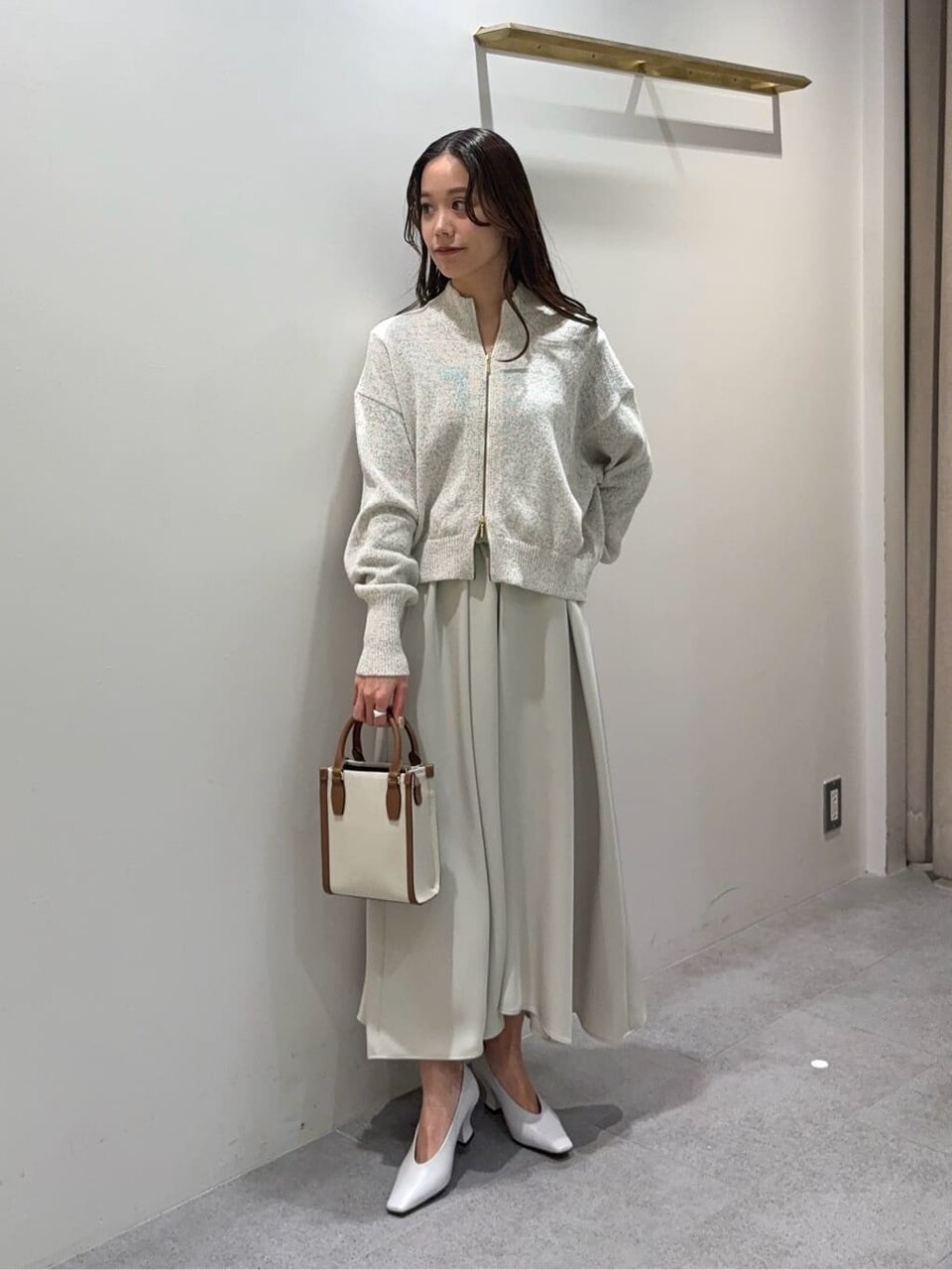 ロングスカートをはいた女性