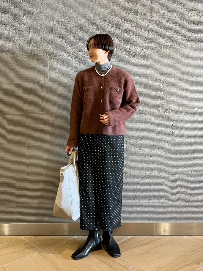 カーディガンを着た女性