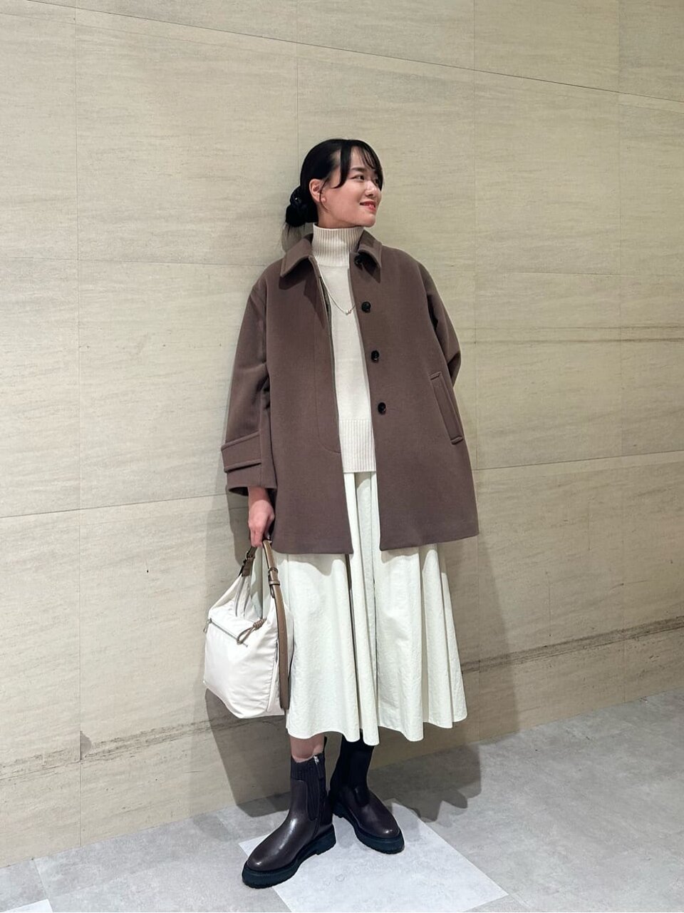 ステンカラーコートを着た女性