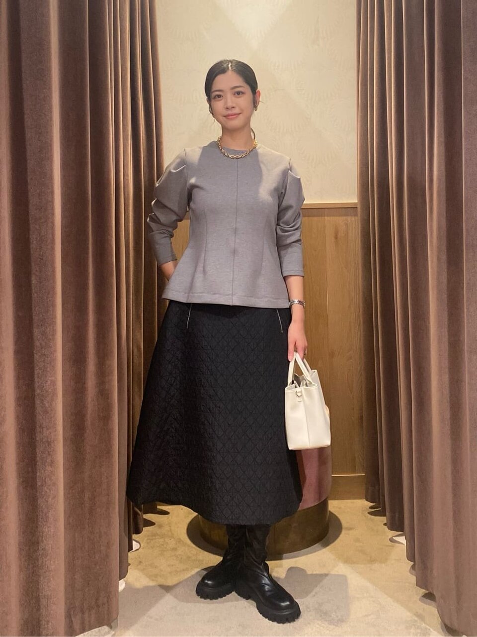 ロングスカートをはいた女性