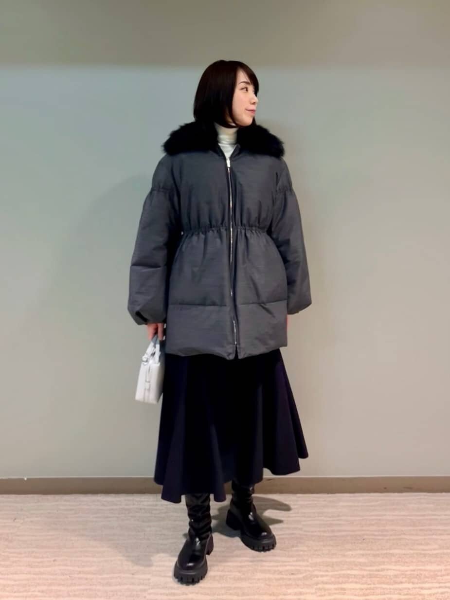 ダウンジャケットを着た女性