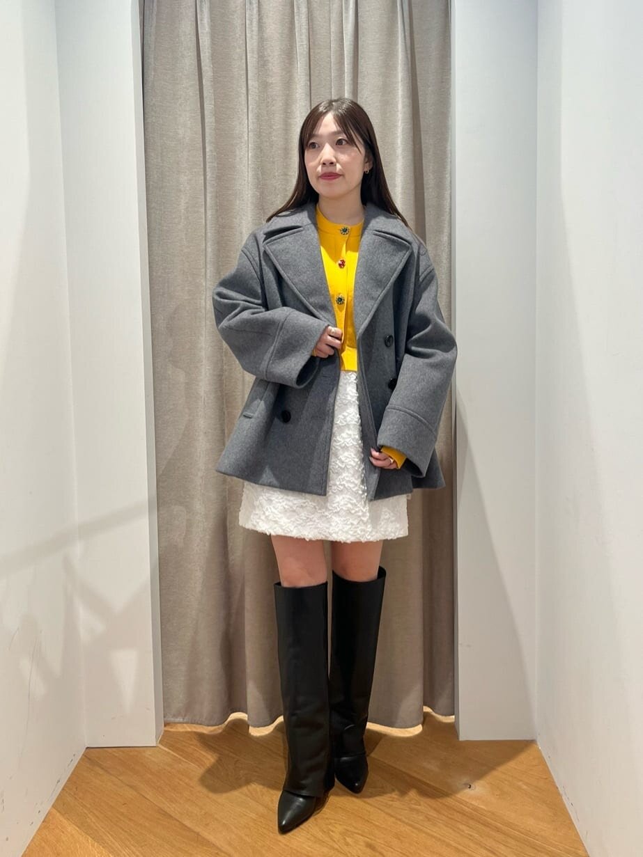 ミニスカートをはいた女性