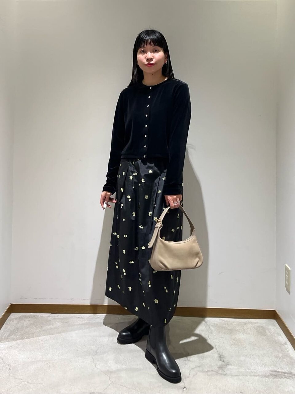 ロングスカートをはいた女性