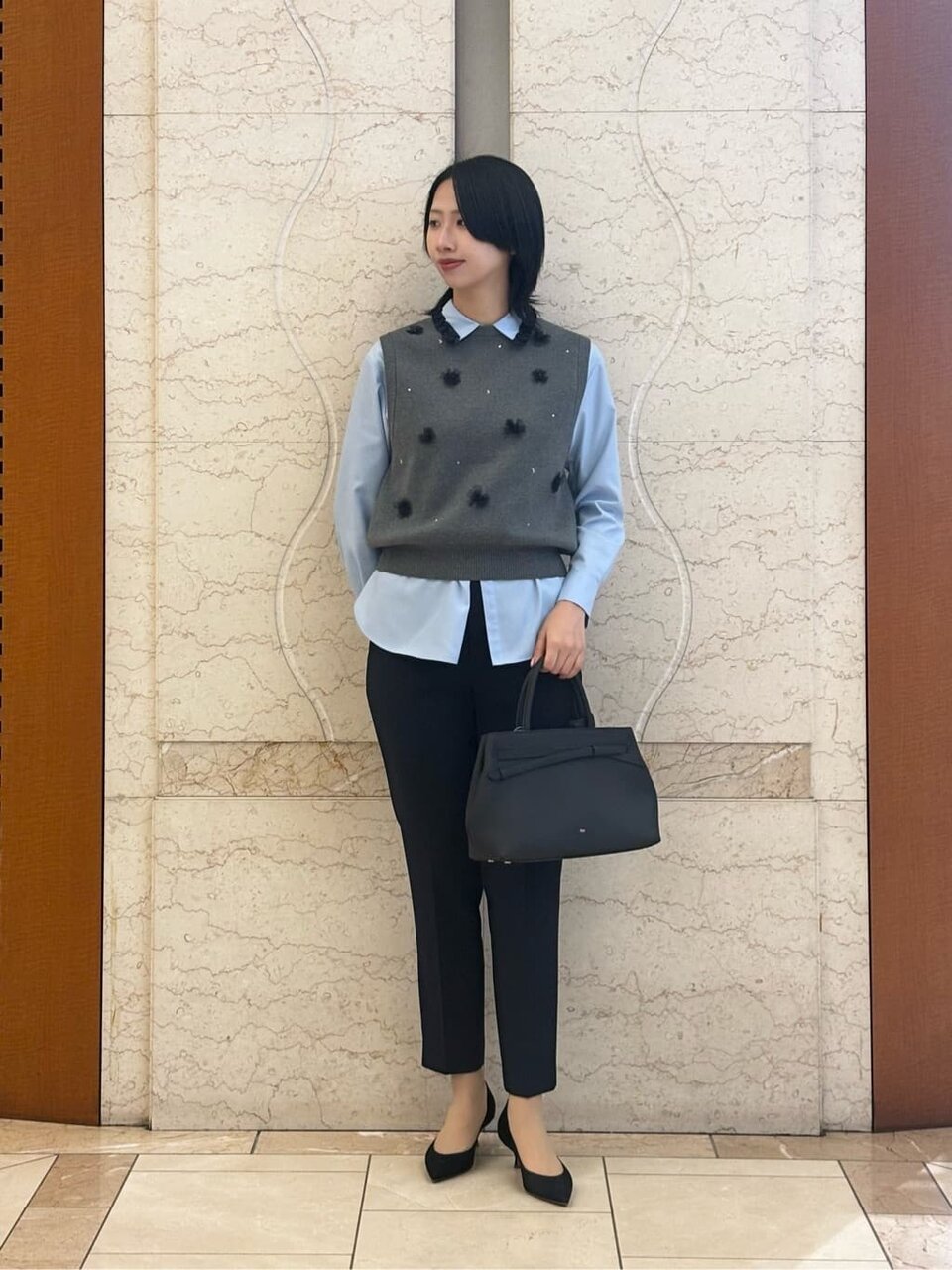 スリムパンツをはいた女性