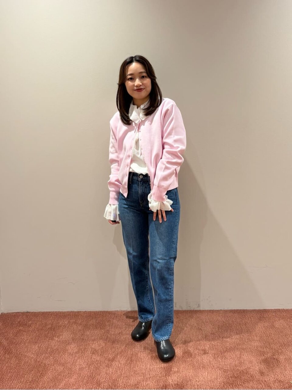 スリムパンツをはいた女性