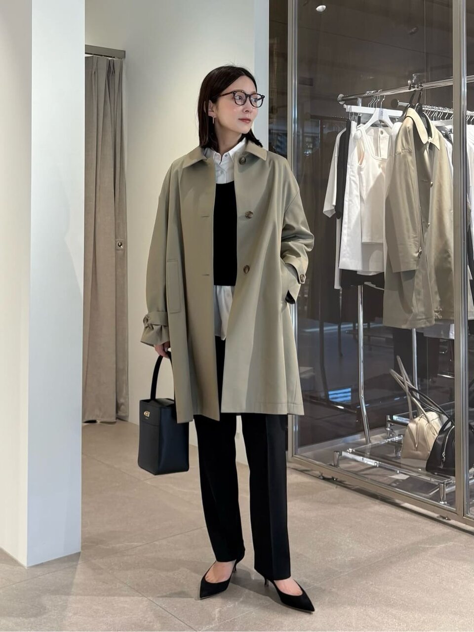 ステンカラーコートを着た女性