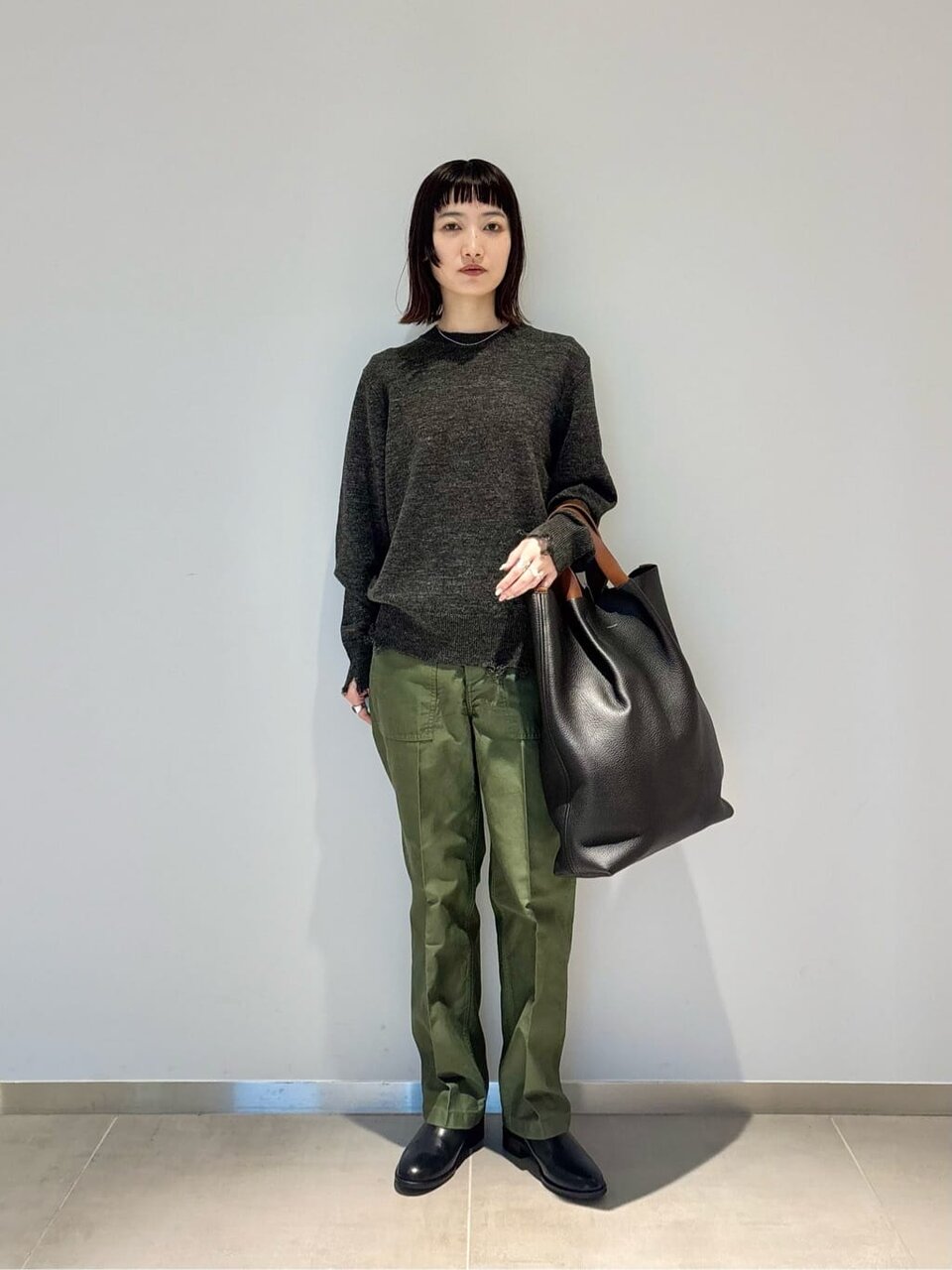 ベイカーパンツをはいた女性