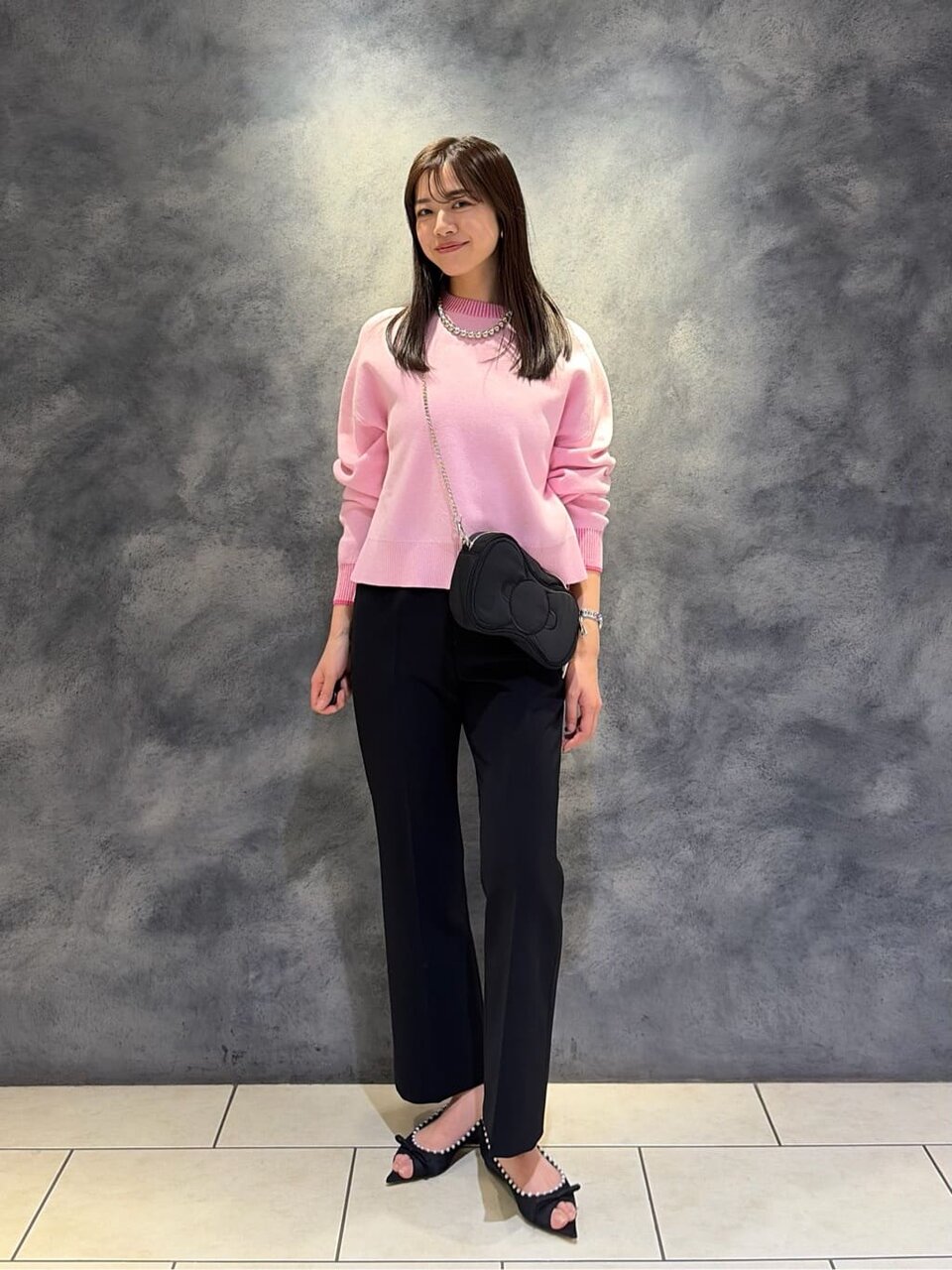 フレアパンツをはいた女性