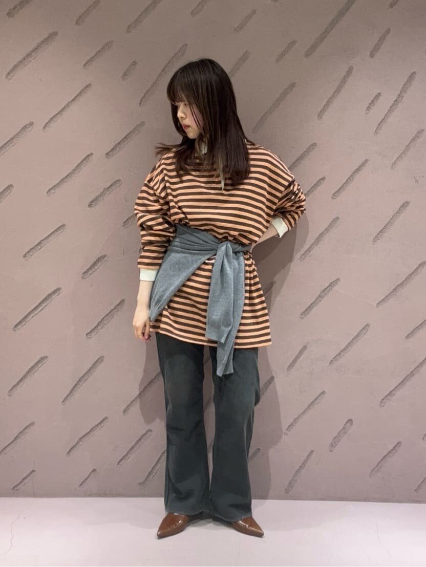 ラガーシャツを着た女性