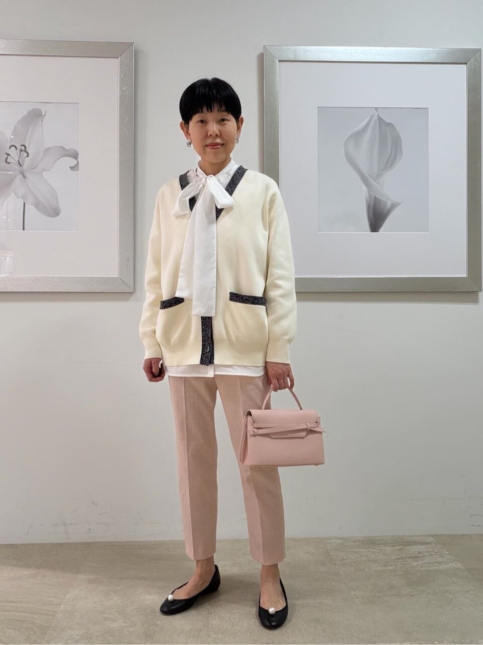 クロップド丈パンツをはいた女性