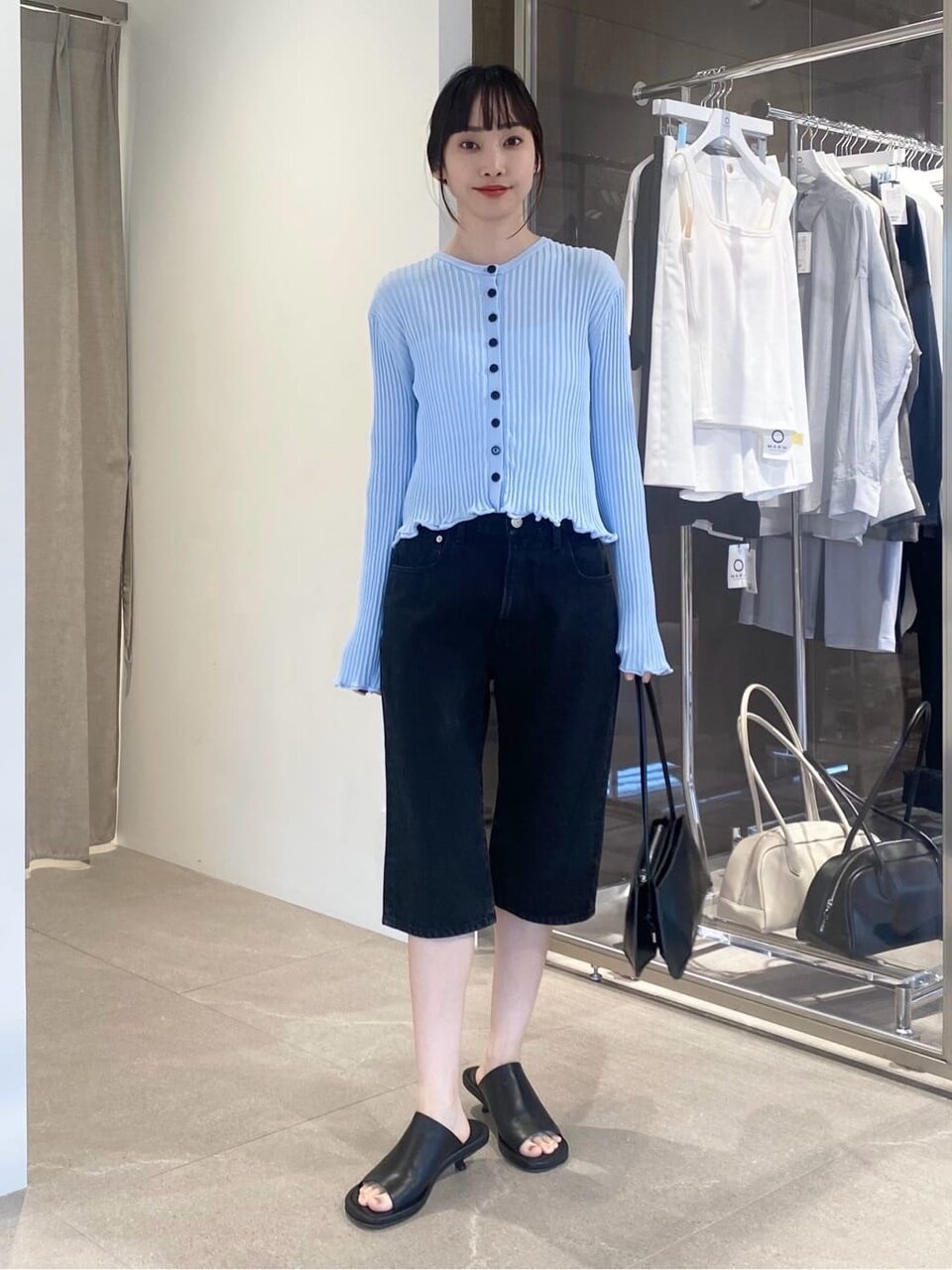 カプリパンツをはいた女性