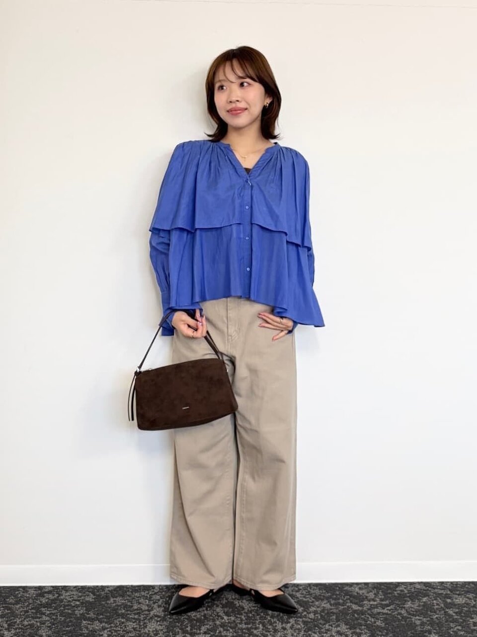 ブラウスを着た女性