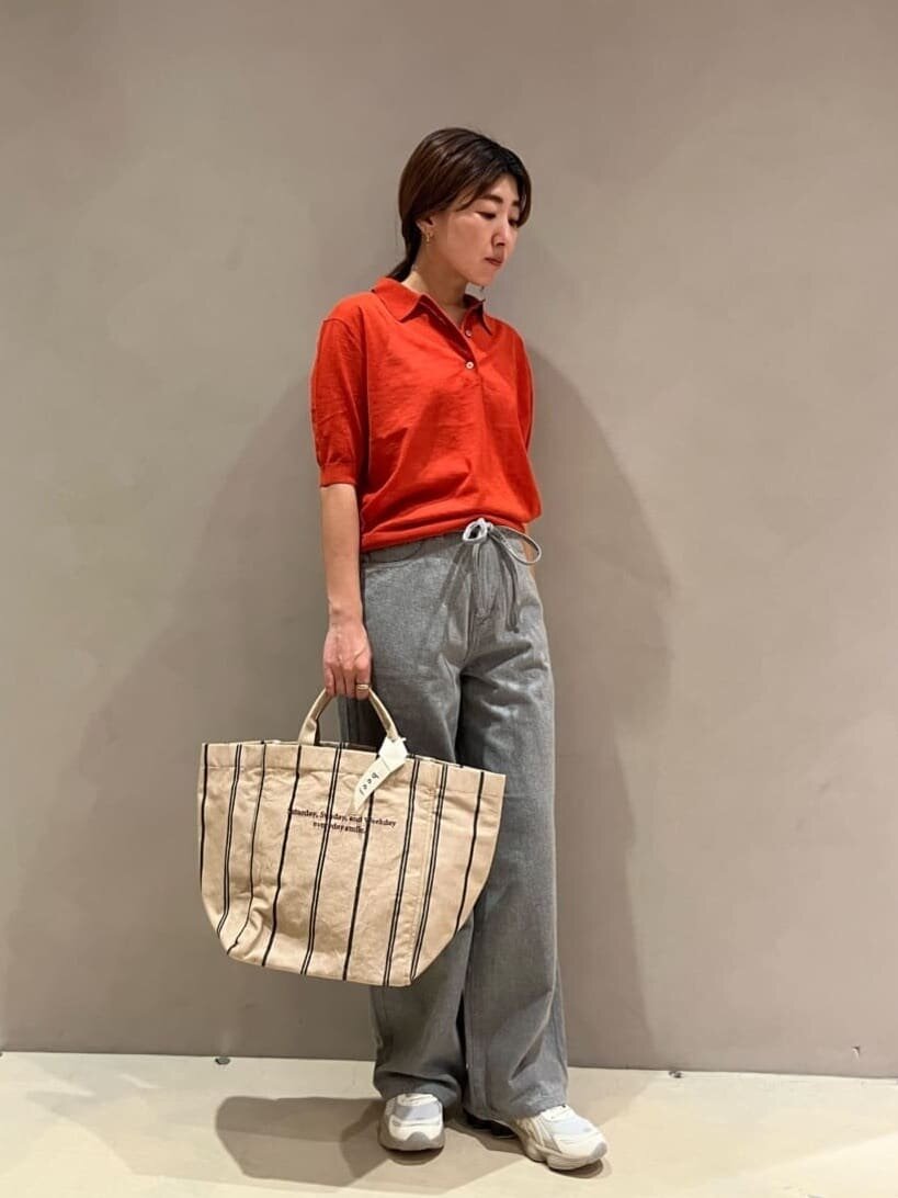 ポロニットを着た女性