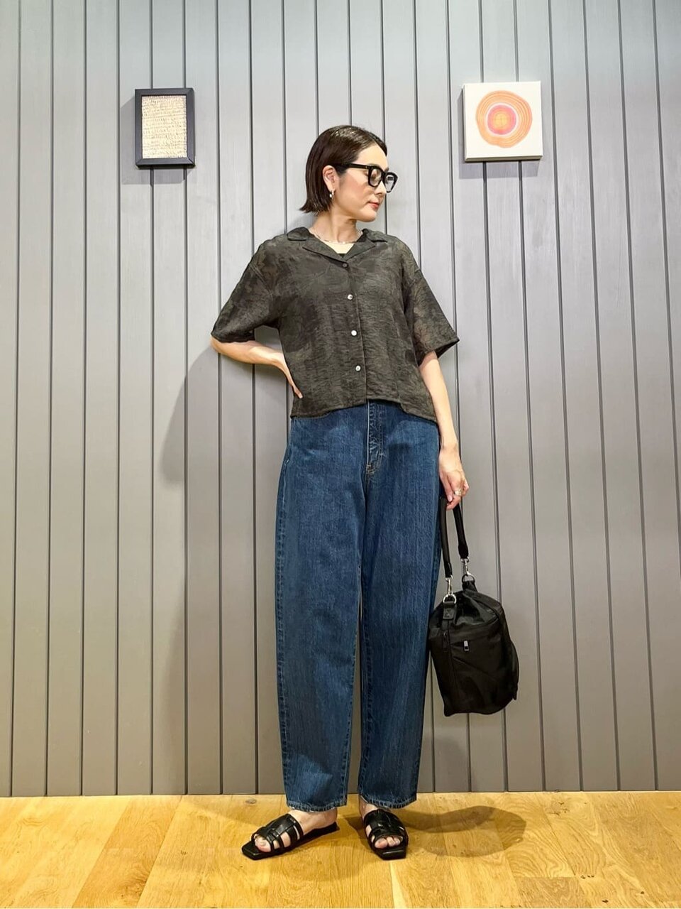 オープンカラーシャツを着た女性