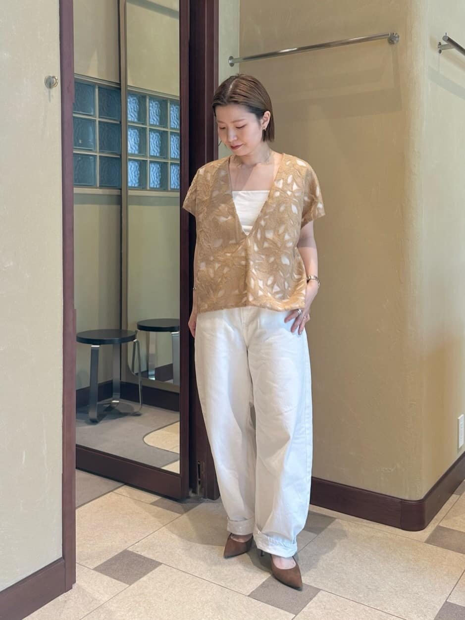 ベストを着た女性