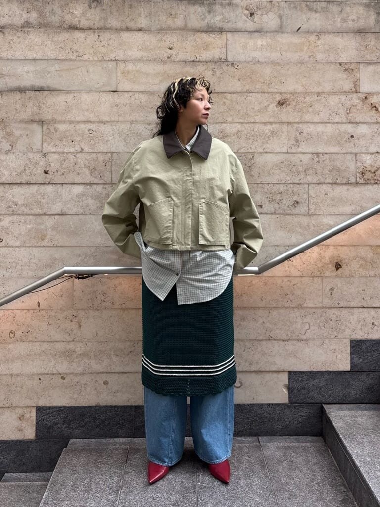 レイヤードコーデの女性