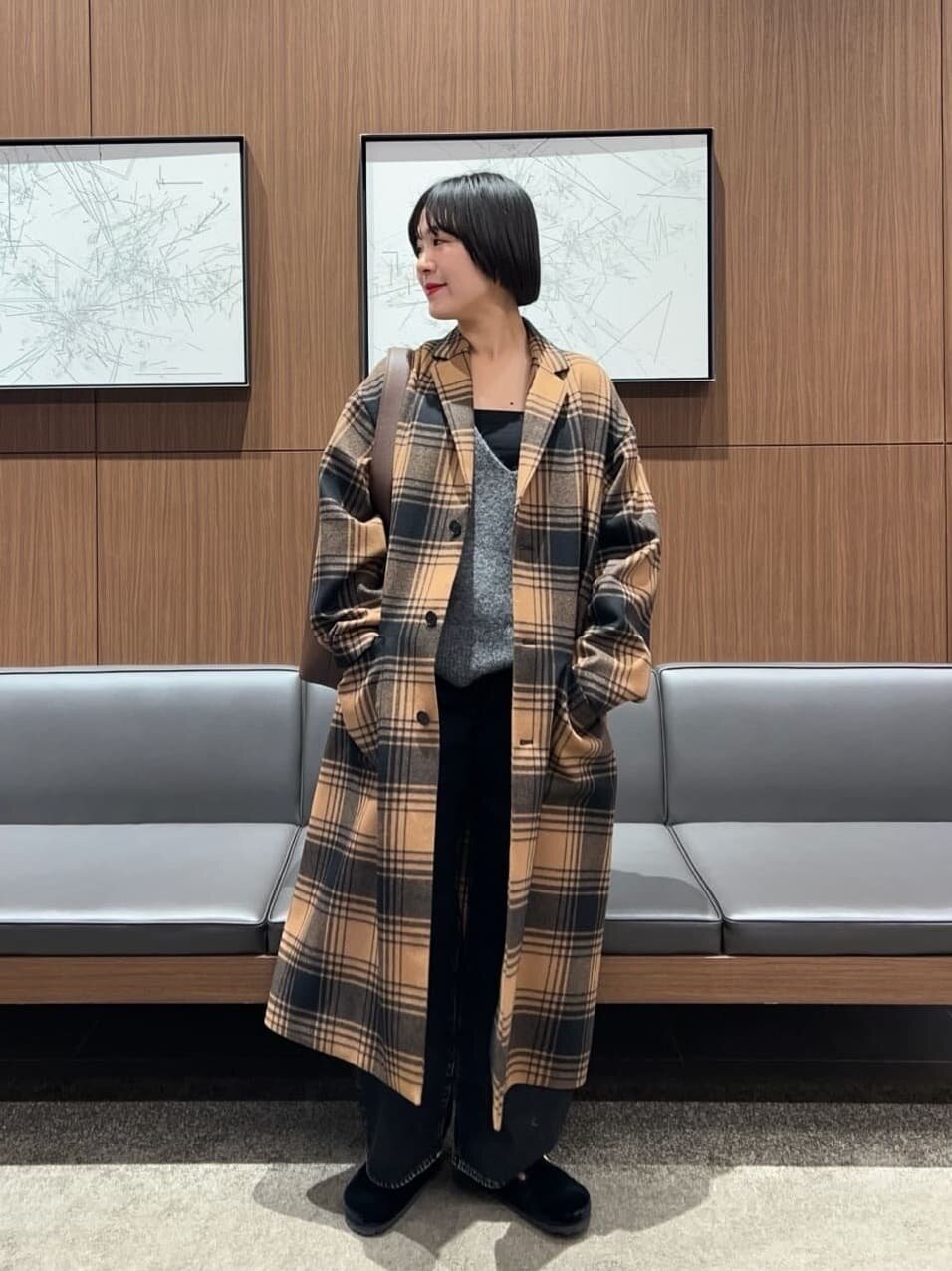 チェック柄のコートを着た女性