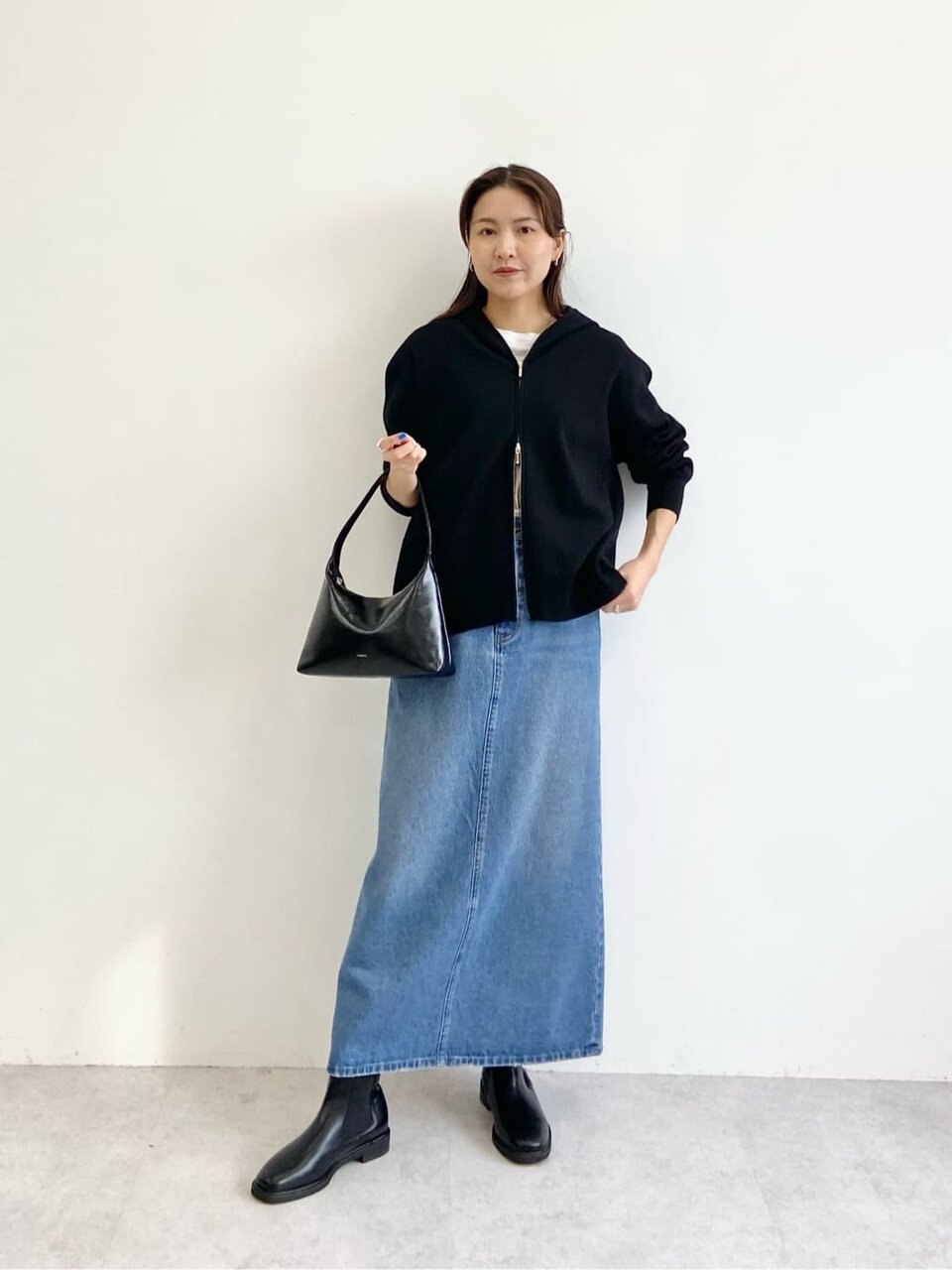 ブラックのパーカーとスカートのコーデ