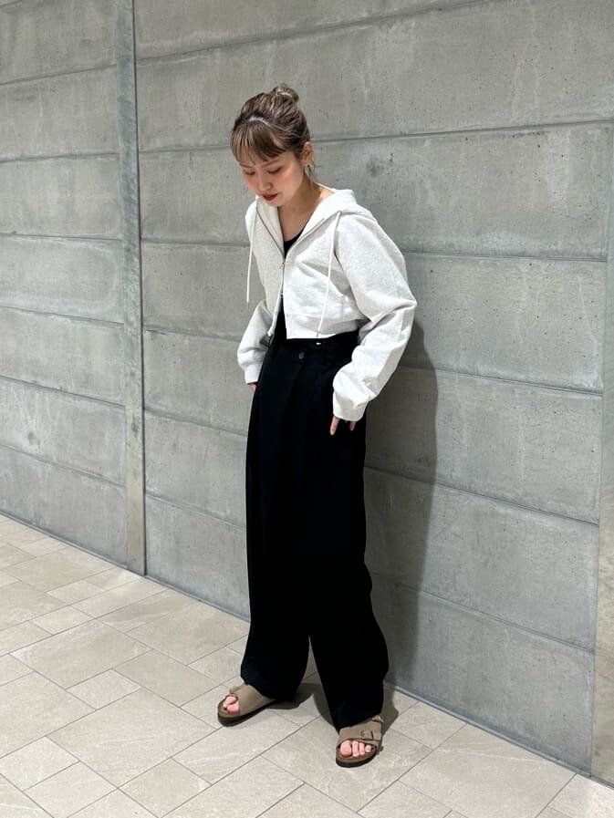 モノトーンでまとめたパーカーコーデ