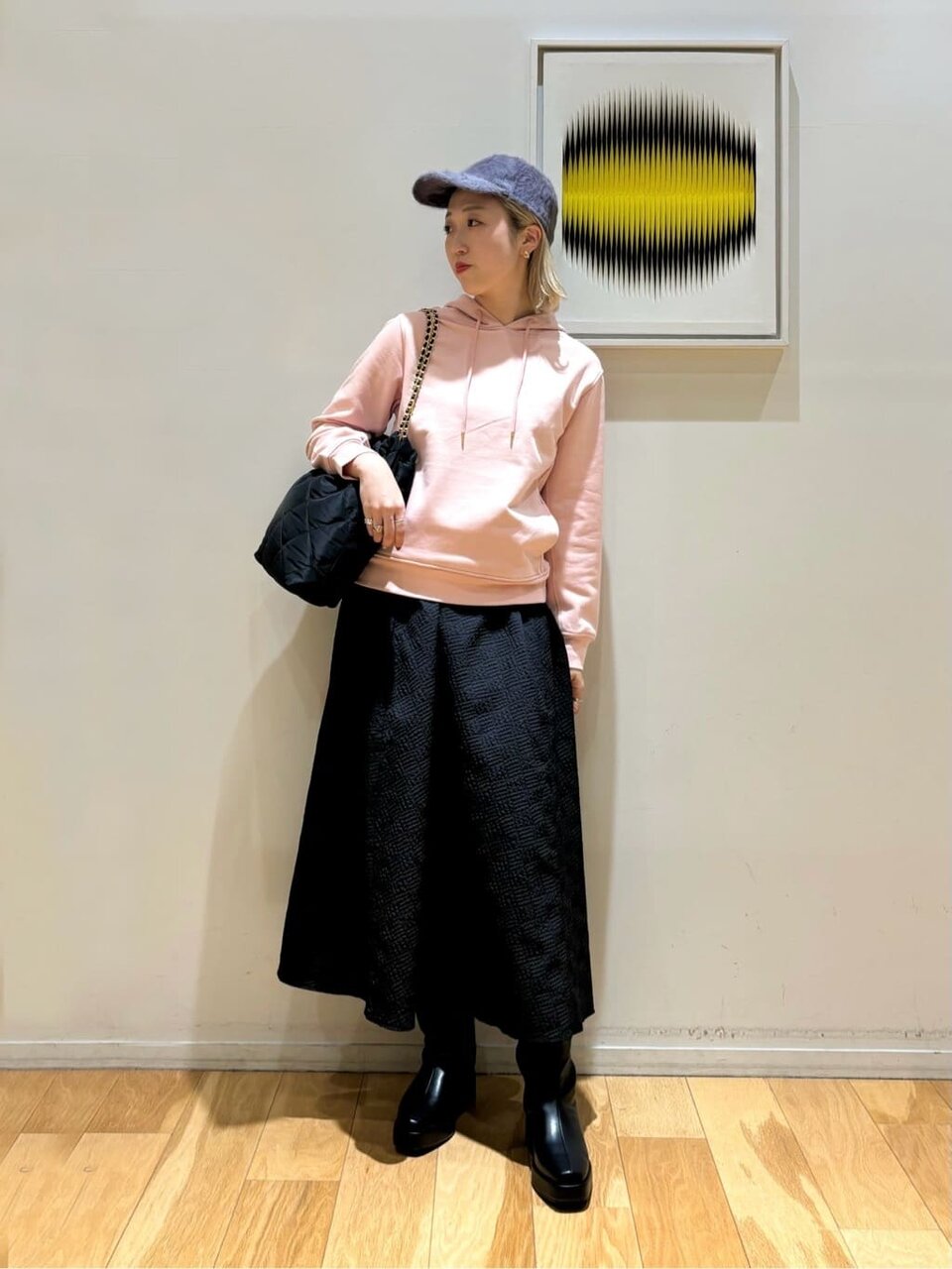 ライトピンクのパーカーとスカートのコーデ