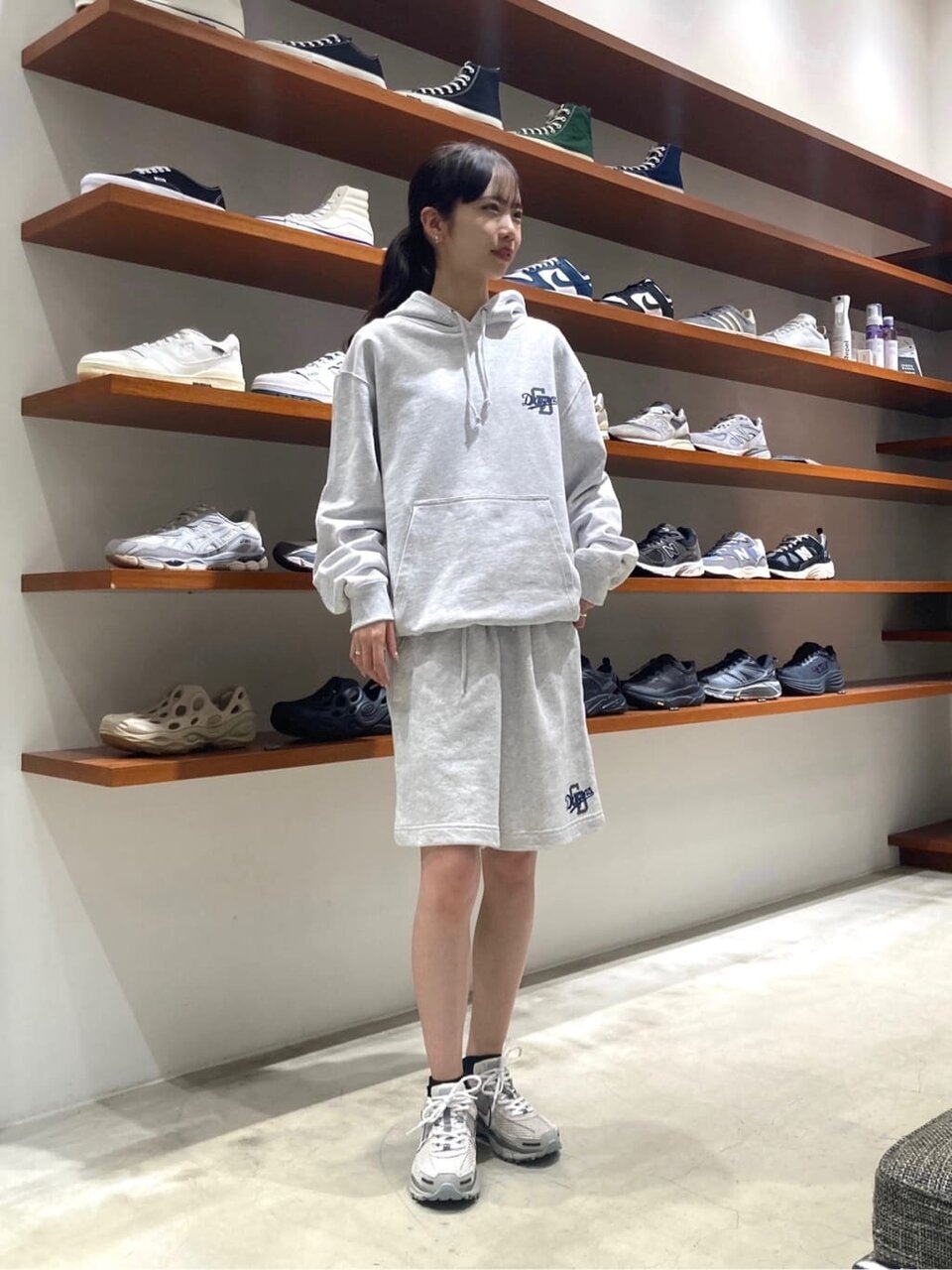 白のセットアップコーデを着る女性