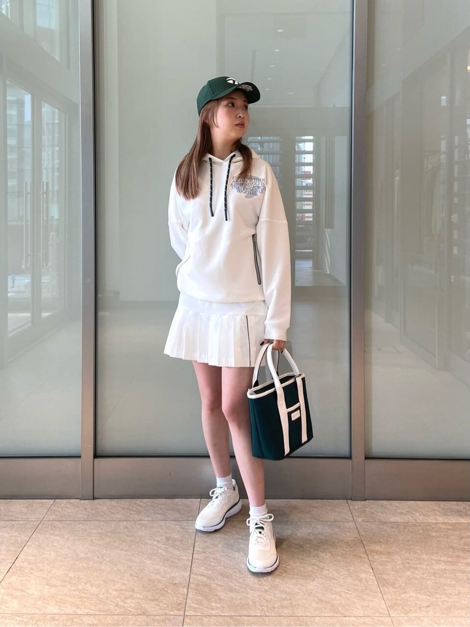 ホワイトコーデでまとめた女性