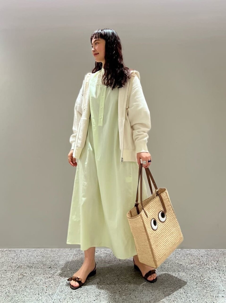 爽やかなグリーンのワンピースを着た女性