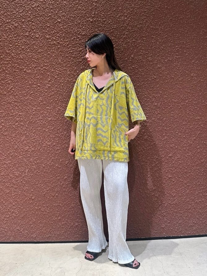 イエローのパーカーとパンツのコーデ